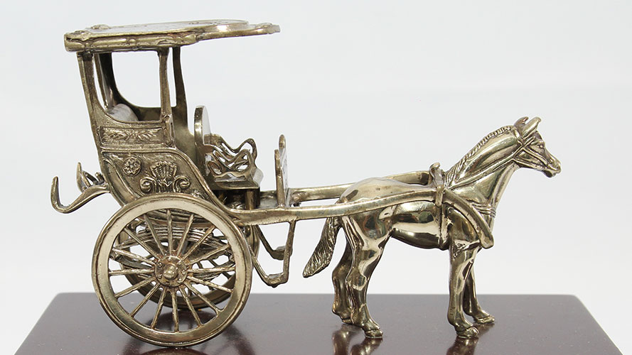 Horse and carriage figurine; image used for HSBC Philippines Red Hot Deals Love Local page